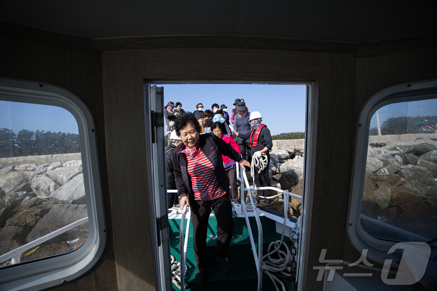 (서울=뉴스1) 이재명 기자 = 의정갈등이 지속된 2024년“오늘도 출항. 목적지는 백일도·동화도 입니다”의정갈등 속 묵묵히 섬주민의 건강을 지키는 병원선 ‘전남 511호’가 있다 …