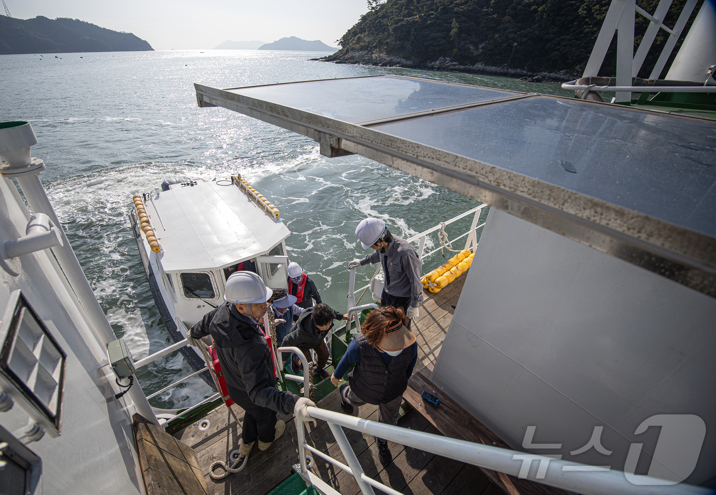 (서울=뉴스1) 이재명 기자 = 의정갈등이 지속된 2024년“오늘도 출항. 목적지는 백일도·동화도 입니다”의정갈등 속 묵묵히 섬주민의 건강을 지키는 병원선 ‘전남 511호’가 있다 …