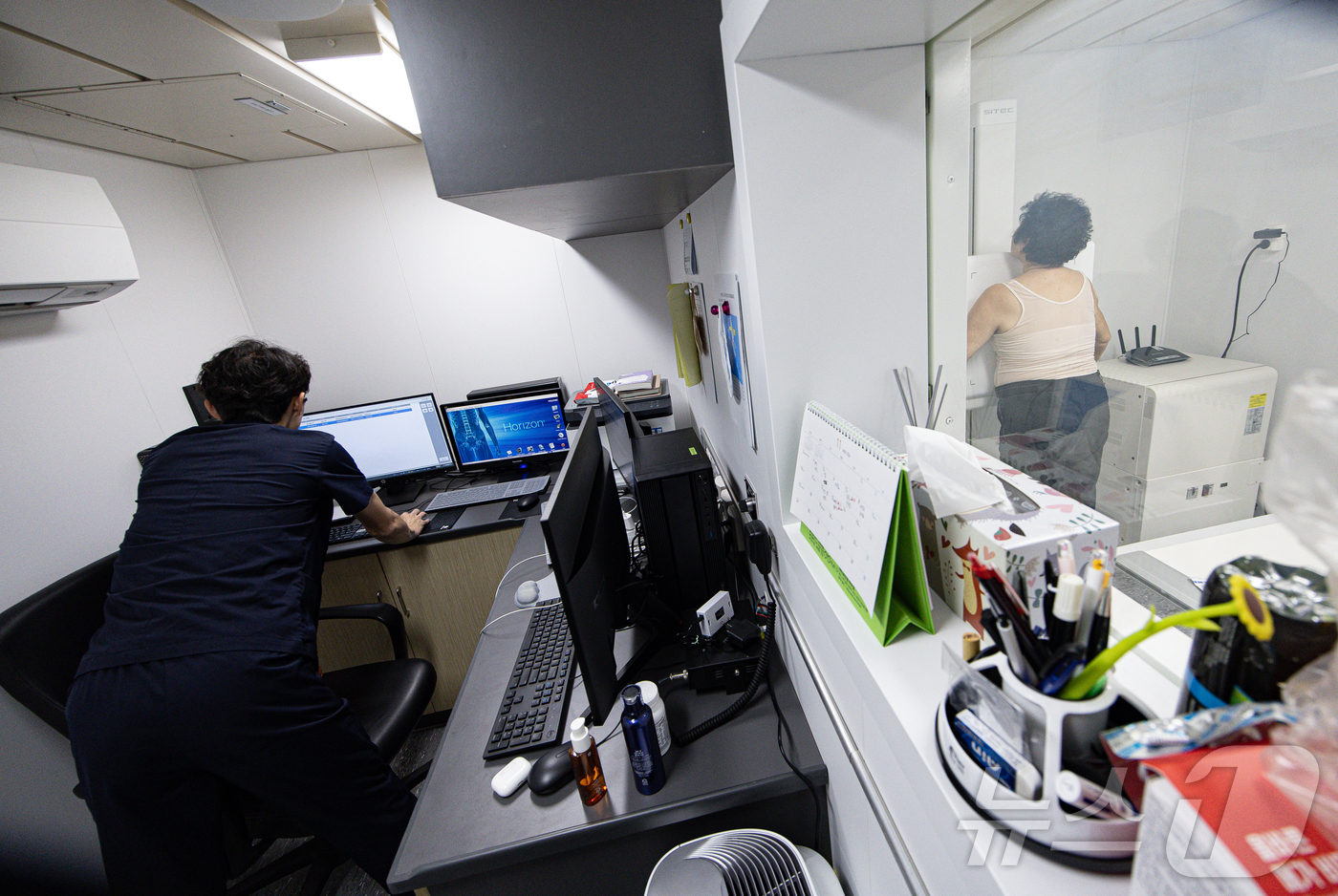 (서울=뉴스1) 이재명 기자 = 의정갈등이 지속된 2024년“오늘도 출항. 목적지는 백일도·동화도 입니다”의정갈등 속 묵묵히 섬주민의 건강을 지키는 병원선 ‘전남 511호’가 있다 …