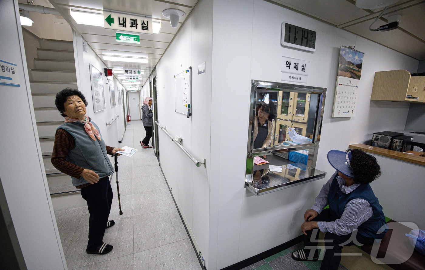 (서울=뉴스1) 이재명 기자 = 의정갈등이 지속된 2024년“오늘도 출항. 목적지는 백일도·동화도 입니다”의정갈등 속 묵묵히 섬주민의 건강을 지키는 병원선 ‘전남 511호’가 있다 …