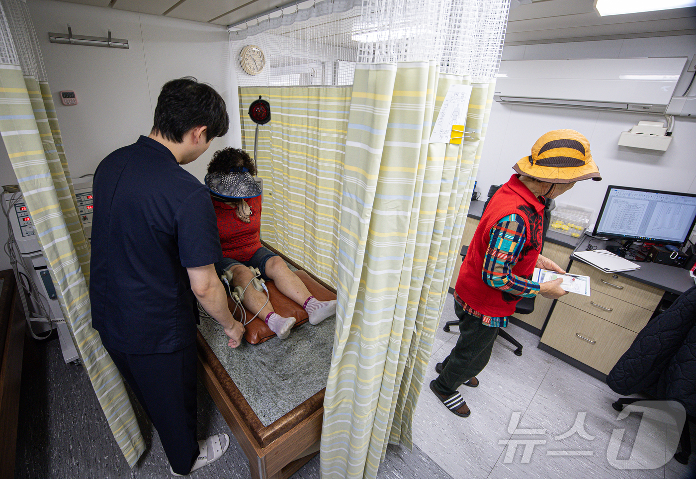 (서울=뉴스1) 이재명 기자 = 의정갈등이 지속된 2024년“오늘도 출항. 목적지는 백일도·동화도 입니다”의정갈등 속 묵묵히 섬주민의 건강을 지키는 병원선 ‘전남 511호’가 있다 …