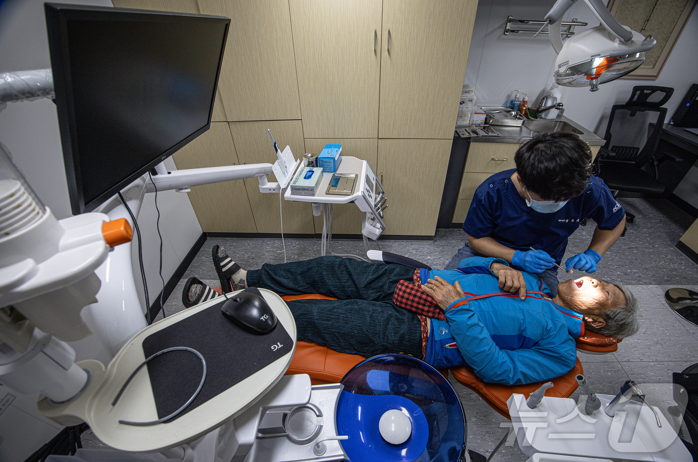 (서울=뉴스1) 이재명 기자 = 의정갈등이 지속된 2024년“오늘도 출항. 목적지는 백일도·동화도 입니다”의정갈등 속 묵묵히 섬주민의 건강을 지키는 병원선 ‘전남 511호’가 있다 …