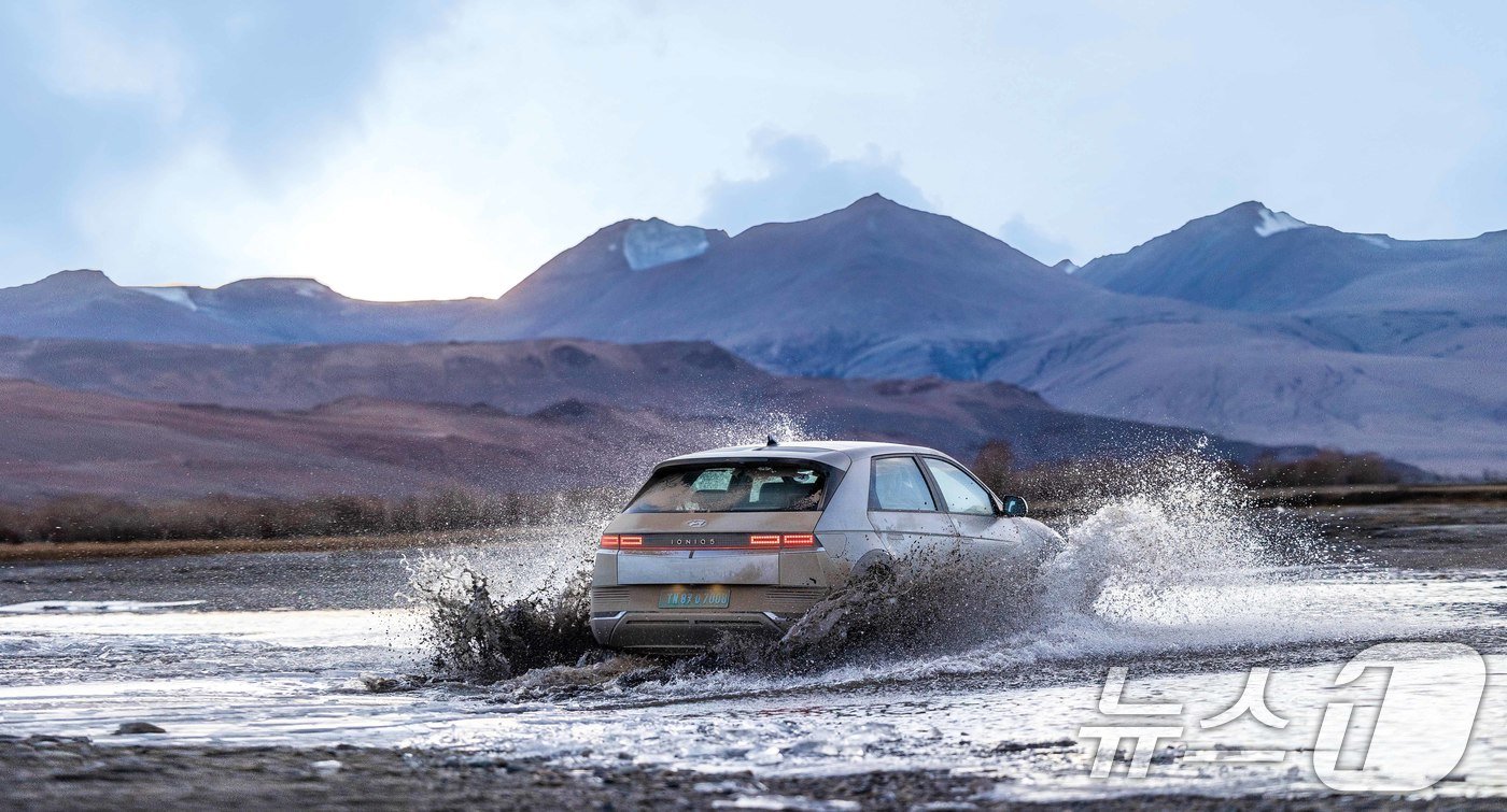 본문 이미지 - 현대자동차는 아이오닉 5가 히말라야부터 해안도로까지 두루 섭렵하며 기네스북 '최고 고도차(高度差) 주행 전기차' 부문에 등재됐다고 26일 밝혔다. 기네스북 최고 고도차 주행 전기차 부문 달성을 위해 인도 각지의 험로를 주파중인 현대차 아이오닉 5. (현대차 제공) 2024.12.26/뉴스1