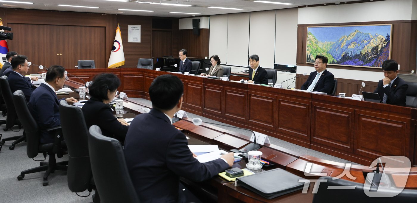 본문 이미지 - 이주호 사회부총리 겸 교육부 장관이 26일 서울 종로구 정부서울청사에서 열린 사회관계장관회의에서 모두발언을 하고 있다. 2024.12.26/뉴스1 ⓒ News1 허경 기자