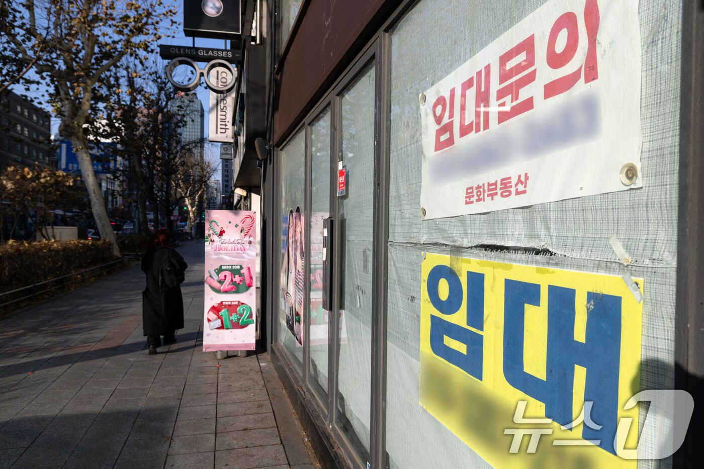 본문 이미지 - 서울 시내의 한 상가에 임대 안내가 게시돼 있다. 2024.12.26/뉴스1 ⓒ News1 이승배 기자
