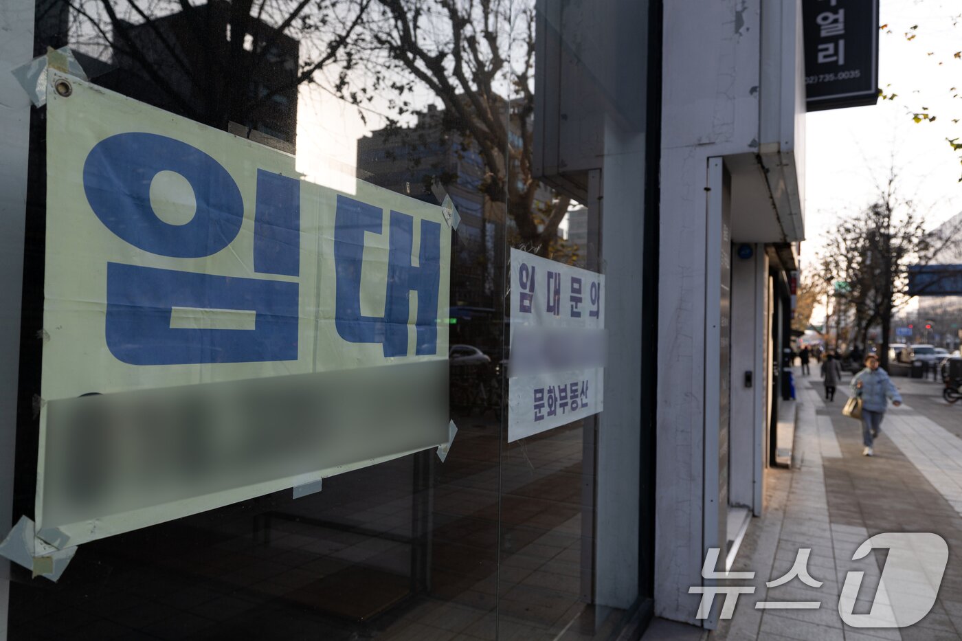 본문 이미지 - 26일 서울 시내의 한 상가에 임대 안내가 게시돼 있다. 2024.12.26/뉴스1 ⓒ News1 이승배 기자