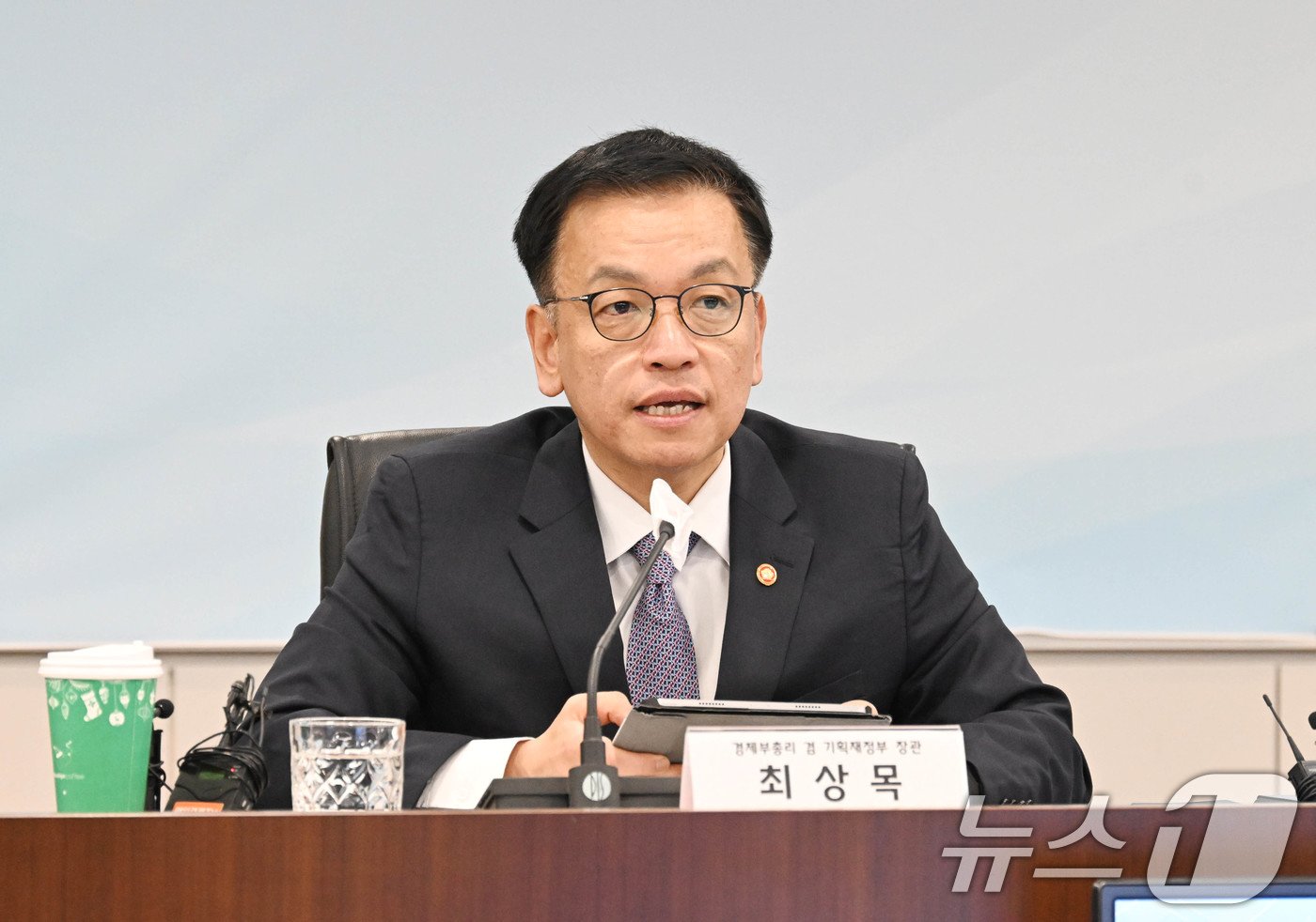 본문 이미지 - 최상목 경제부총리 겸 기획재정부 장관이 26일 서울 영등포구 중소기업중앙회에서 열린 중소기업인 간담회에서 인사말을 하고 있다. &#40;기획재정부 제공&#41; 2024.12.26/뉴스1