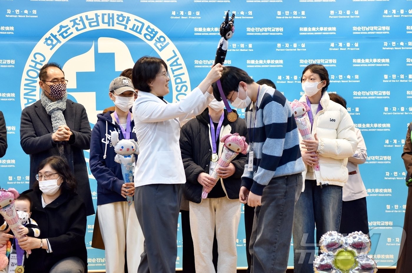 백희조 소아청소년과 과장이 힘든 투병 생활을 이겨낸 환아에게 완치 메달을 걸어주고 있다.&#40;화순전남대병원 제공&#41; 2024.12.26