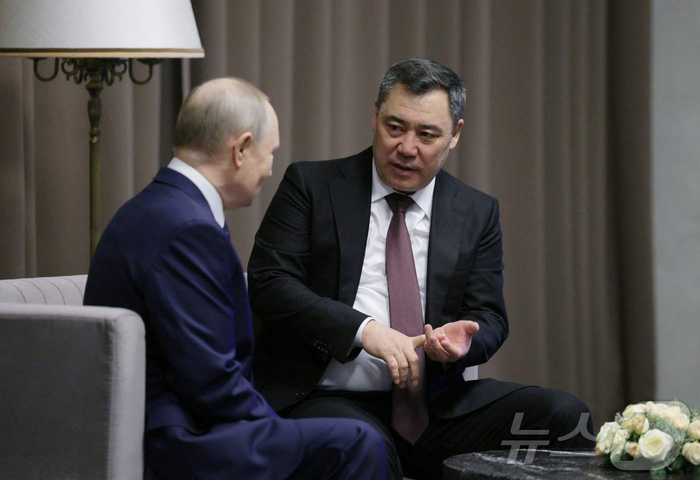 (이고라 AFP=뉴스1) 우동명 기자 = 블라디미르 푸틴 러시아 대통령이 25일 (현지시간) 레닌그라드주 이고라 스키 리조트에서 열린 독립국가연합(CIS) 비공식 정상회의 중 사디 …