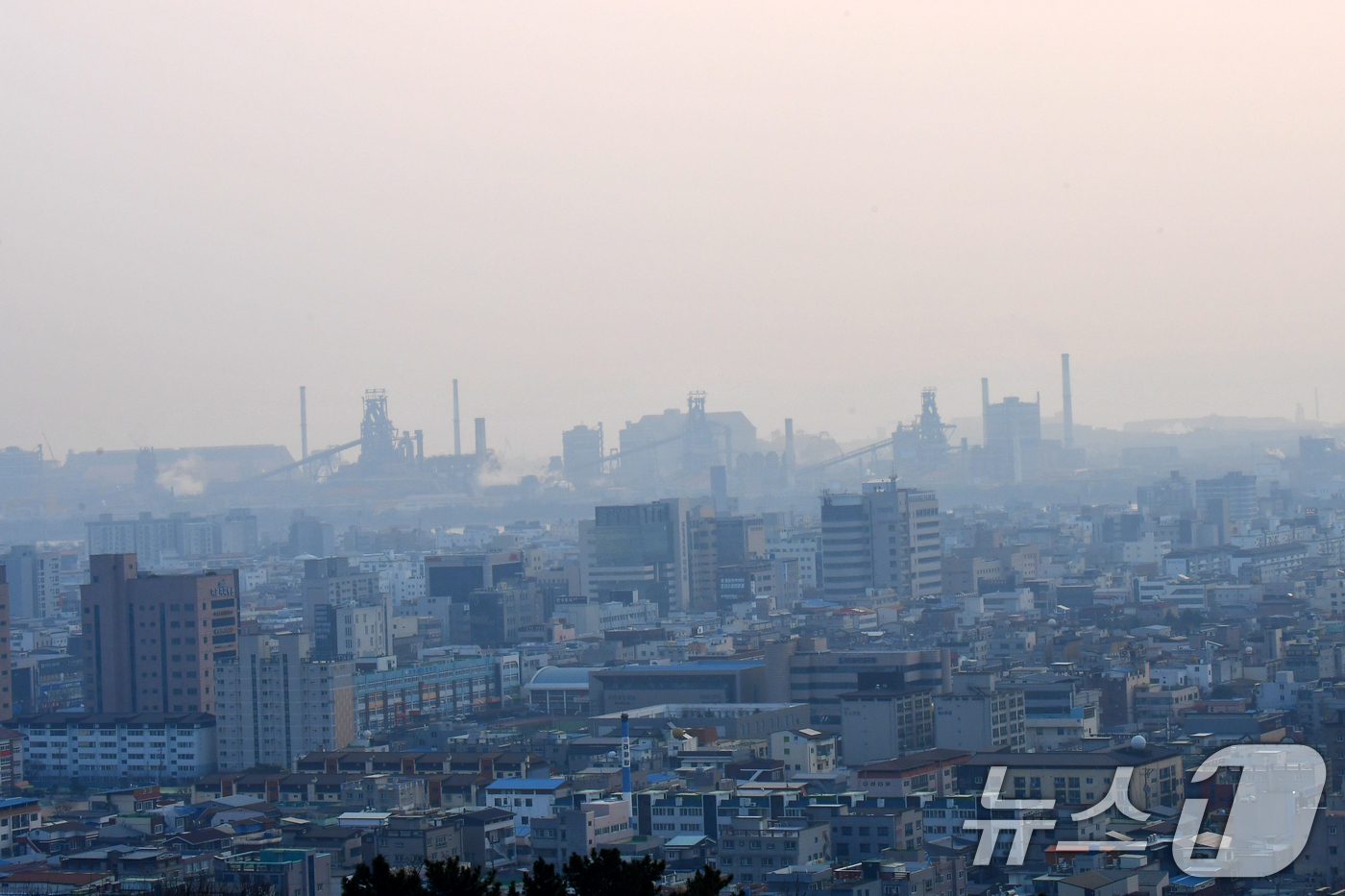 (포항=뉴스1) 최창호 기자 = 미세먼지 '나쁨' 수준을 보인 26일 경북 포항 도심이 뿌옇게 보이고 있다. 2024.12.26/뉴스1