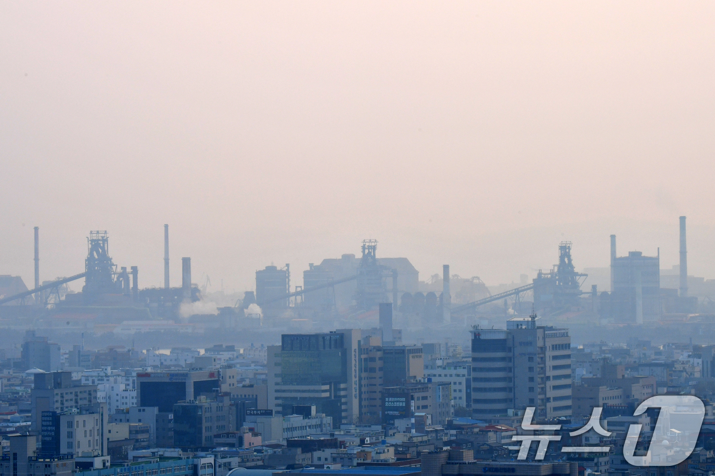 (포항=뉴스1) 최창호 기자 = 미세먼지 '나쁨' 수준을 보인 26일 경북 포항 도심이 뿌옇게 보이고 있다. 2024.12.26/뉴스1