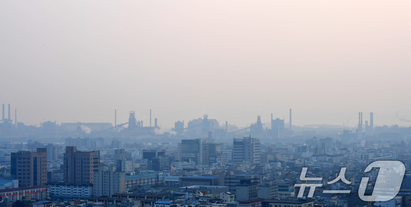 (포항=뉴스1) 최창호 기자 = 미세먼지 '나쁨' 수준을 보인 26일 경북 포항 도심이 뿌옇게 보이고 있다. 2024.12.26/뉴스1