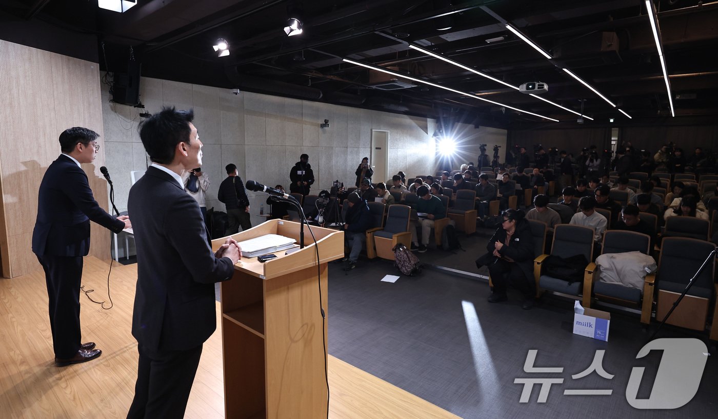 &#39;12·3 비상계엄&#39; 사태 핵심 피의자 김용현 전 국방부 장관 측의 변호인단인 유승수&#40;왼쪽&#41; 이하상 변호사가 26일 오전 서울 서초구 한국 컨퍼런스센터에서 김 전 장관의 입장을 전하고 있다. 2024.12.26/뉴스1 ⓒ News1 구윤성 기자