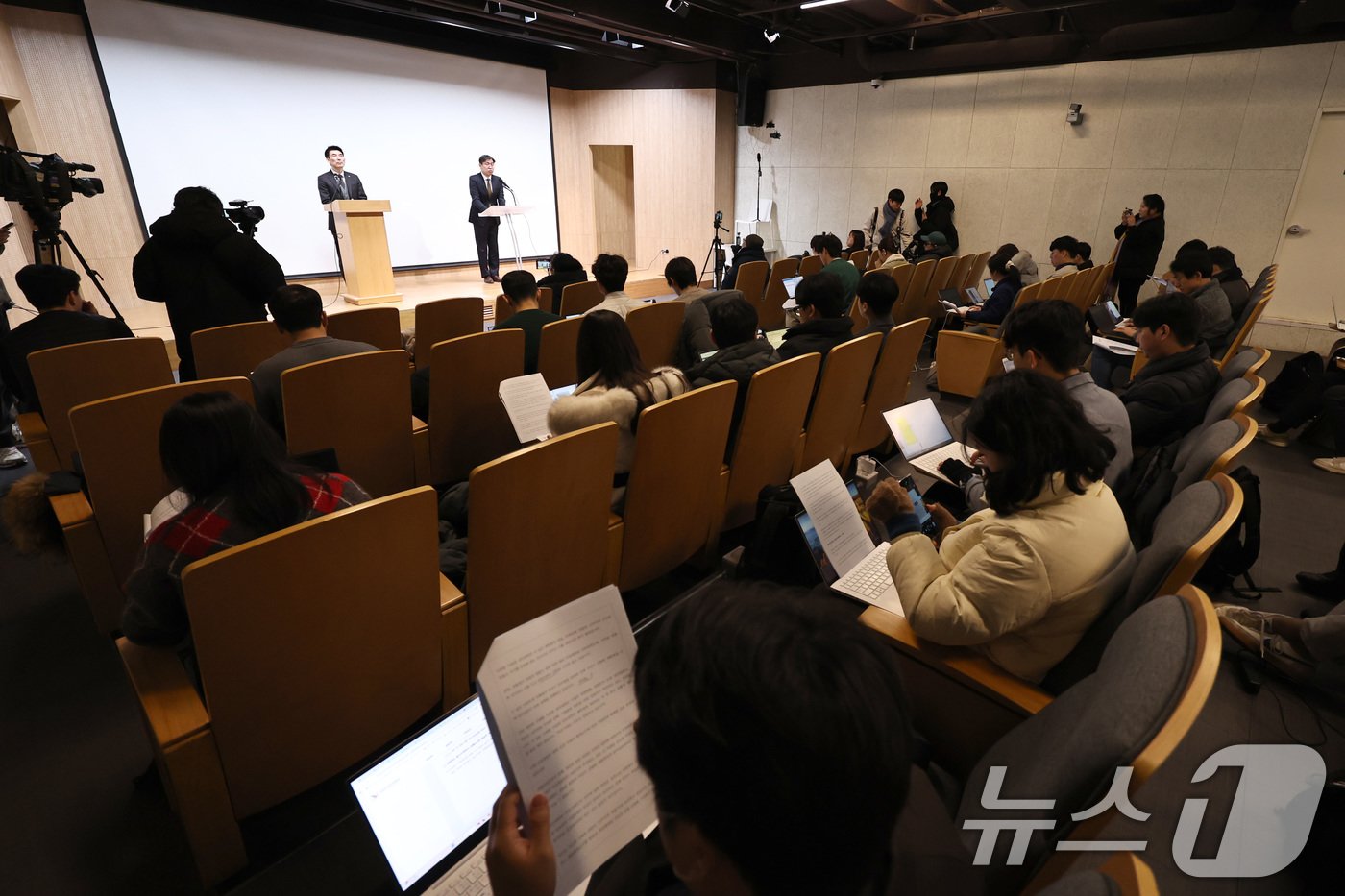 본문 이미지 - &#39;12·3 비상계엄&#39; 사태 핵심 피의자 김용현 전 국방부 장관 측의 변호인단인 이하상&#40;왼쪽&#41;, 유승수 변호사가 26일 오전 서울 서초구 한국 컨퍼런스센터에서 기자회견을 열고, 김 전 장관의 입장을 전하고 있다. 2024.12.26/뉴스1 ⓒ News1 구윤성 기자