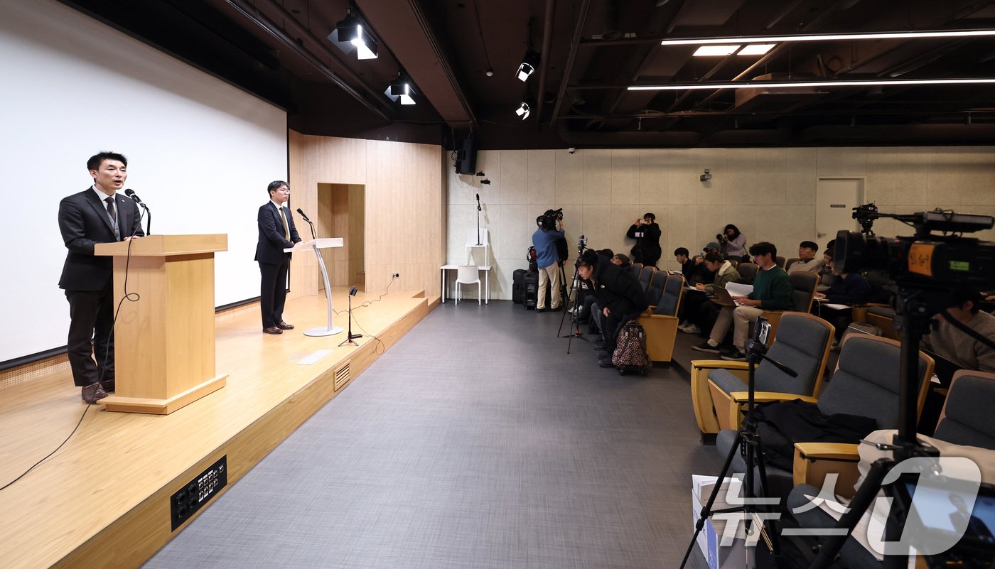 본문 이미지 - '12·3 비상계엄' 사태 핵심 피의자 김용현 전 국방부 장관 측의 변호인단인 이하상(왼쪽), 유승수 변호사가 26일 오전 서울 서초구 한국 컨퍼런스센터에서 기자회견을 열고, 김 전 장관의 입장을 전하고 있다. 2024.12.26/뉴스1 ⓒ News1 구윤성 기자