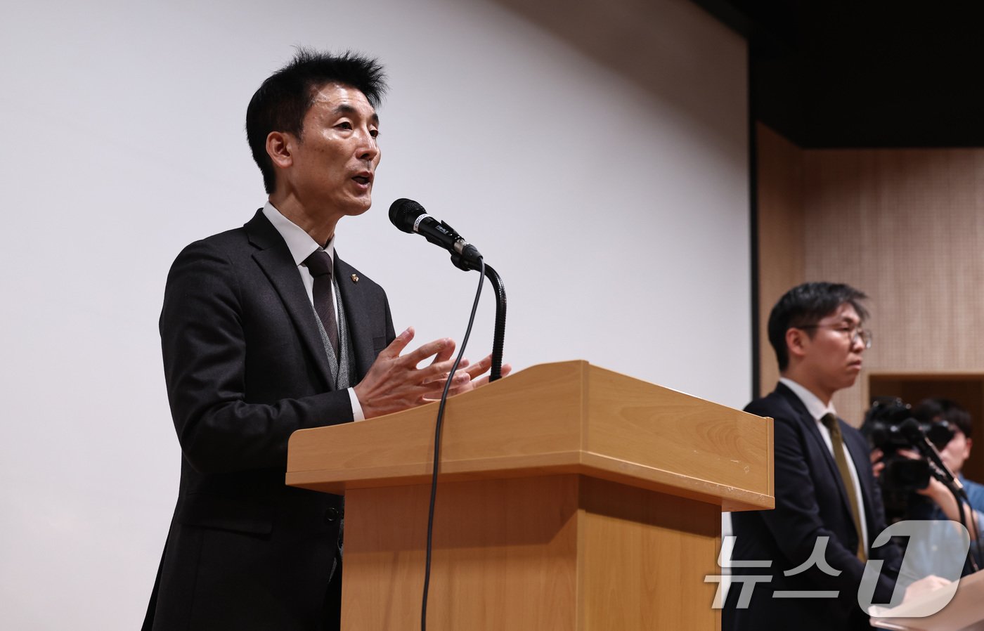 본문 이미지 - '12·3 비상계엄' 사태 핵심 피의자 김용현 전 국방부 장관 측의 변호인단인 이하상(왼쪽), 유승수 변호사가 26일 오전 서울 서초구 한국 컨퍼런스센터에서 기자회견을 열고, 김 전 장관의 입장을 전하고 있다. 2024.12.26/뉴스1 ⓒ News1 구윤성 기자