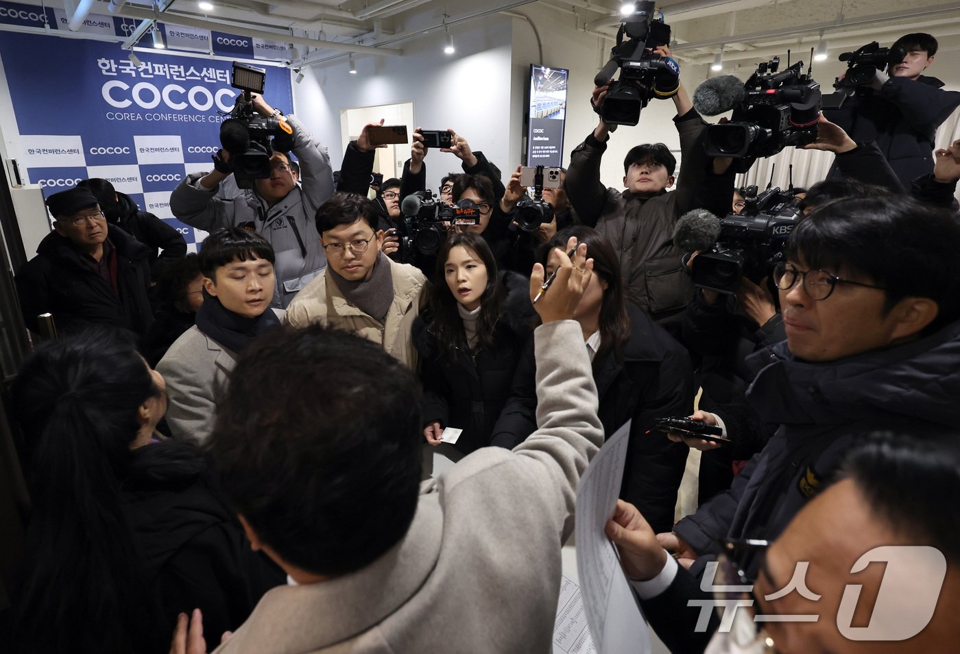 26일 오전 서울 서초구 한국컨퍼런스센터에서 열린 &#39;12·3 비상계엄&#39; 사태 핵심 피의자 김용현 전 국방부 장관 측의 변호인단의 기자회견을 앞두고 주최측이 MBC와 KBS, JTBC, 뉴스타파 등 특정 언론사의 취재를 불허하자, 취재진이 이에 항의하고 있다. 2024.12.26/뉴스1 ⓒ News1 구윤성 기자