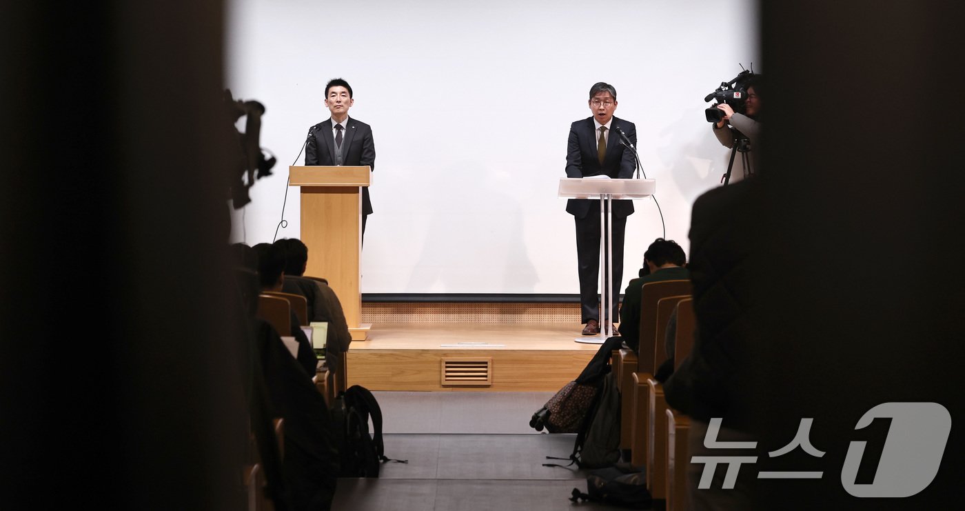 &#39;12·3 비상계엄&#39; 사태 핵심 피의자 김용현 전 국방부 장관 측의 변호인단인 유승수&#40;오른쪽&#41; 이하상 변호사가 26일 오전 서울 서초구 한국 컨퍼런스센터에서 김 전 장관의 입장을 전하고 있다. 2024.12.26/뉴스1 ⓒ News1 구윤성 기자