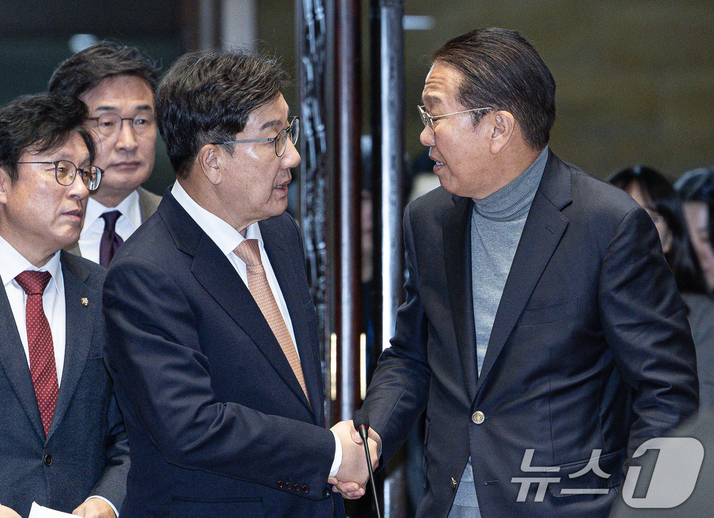 본문 이미지 - 권성동 국민의힘 대표 권한대행 겸 원내대표가 26일 오전 서울 여의도 국회에서 열린 의원총회에서 비상대책위원장에 지명된 권영세 의원과 인사하고 있다. 2024.12.26/뉴스1 ⓒ News1 이재명 기자