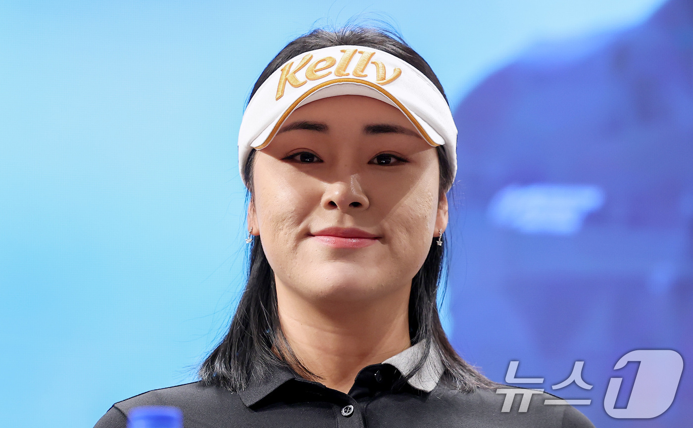 (서울=뉴스1) 김성진 기자 = 미국여자프로골프(LPGA)에 진출하는 프로골퍼 윤이나 프로가 26일 서울 여의도 CCMM빌딩 루나미엘레 컨벤션에서 열린 기자간담회에서 미소짓고 있다 …