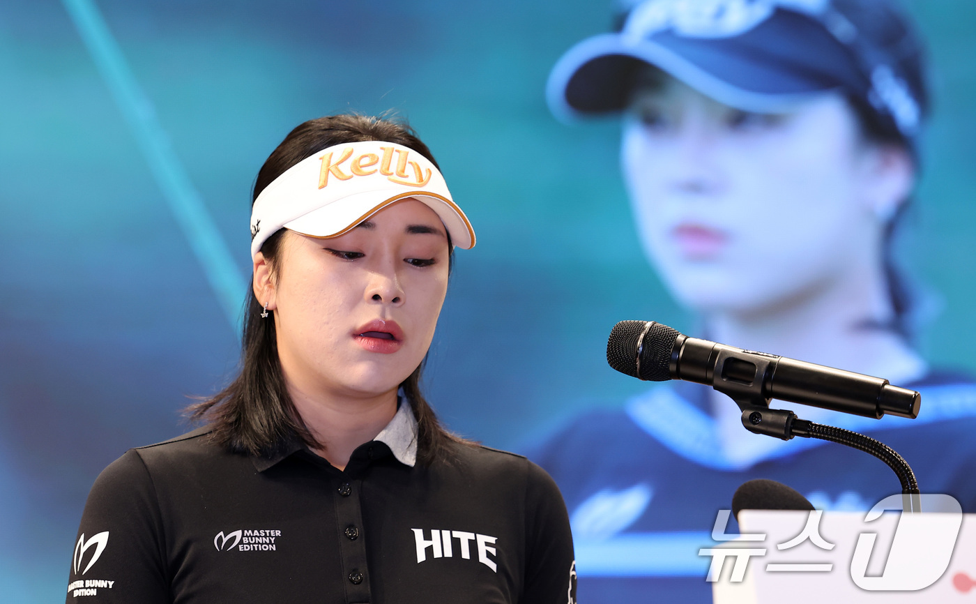 (서울=뉴스1) 김성진 기자 = 미국여자프로골프(LPGA)에 진출하는 프로골퍼 윤이나 프로가 26일 서울 여의도 CCMM빌딩 루나미엘레 컨벤션에서 열린 기자간담회에서 숨을 고르고 …