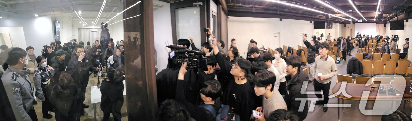 본문 이미지 - 26일 오전 서울 서초구 한국컨퍼런스센터에서 열린 '12·3 비상계엄' 사태 핵심 피의자 김용현 전 국방부 장관 측의 변호인단의 기자회견을 앞두고 주최측이 MBC와 KBS, JTBC, 뉴스타파 등 특정 언론사의 취재를 불허하자, 취재진이 이에 항의하고 있다. (공동취재) 2024.12.26/뉴스1 ⓒ News1 구윤성 기자