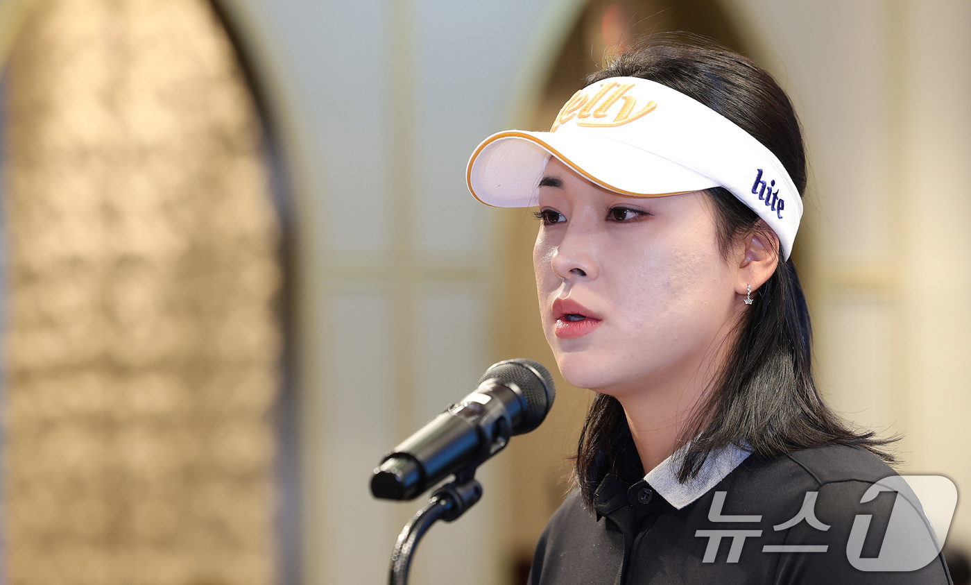 (서울=뉴스1) 김성진 기자 = 미국여자프로골프(LPGA)에 진출하는 프로골퍼 윤이나 프로가 26일 서울 여의도 CCMM빌딩 루나미엘레 컨벤션에서 열린 기자간담회에서 취재진의 질문 …