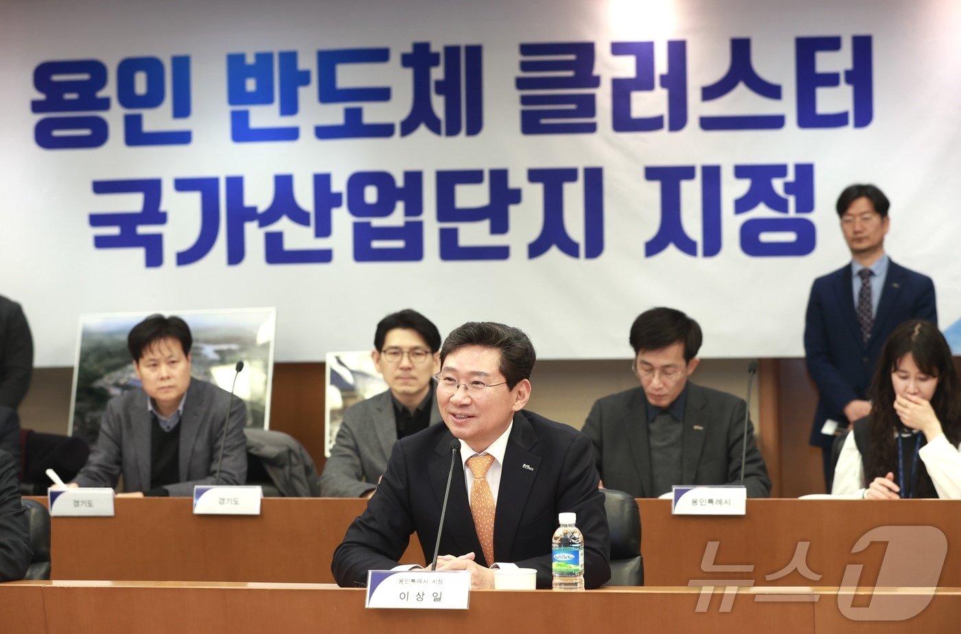 본문 이미지 - 26일 삼성전자 기흥캠퍼스에서 열린 '용인 첨단시스템반도체 국가산업단지 승인 기념행사'에서 이상일 용인시장이 인사말을 하고 있다.(용인시 제공)