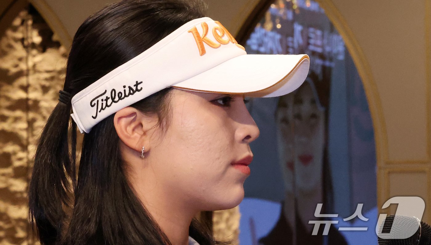 본문 이미지 - 미국여자프로골프(LPGA)에 진출하는 프로골퍼 윤이나 프로가 26일 서울 여의도 CCMM빌딩 루나미엘레 컨벤션에서 열린 기자간담회에서 취재진의 질문을 듣고 있다. 2024.12.26/뉴스1 ⓒ News1 김성진 기자