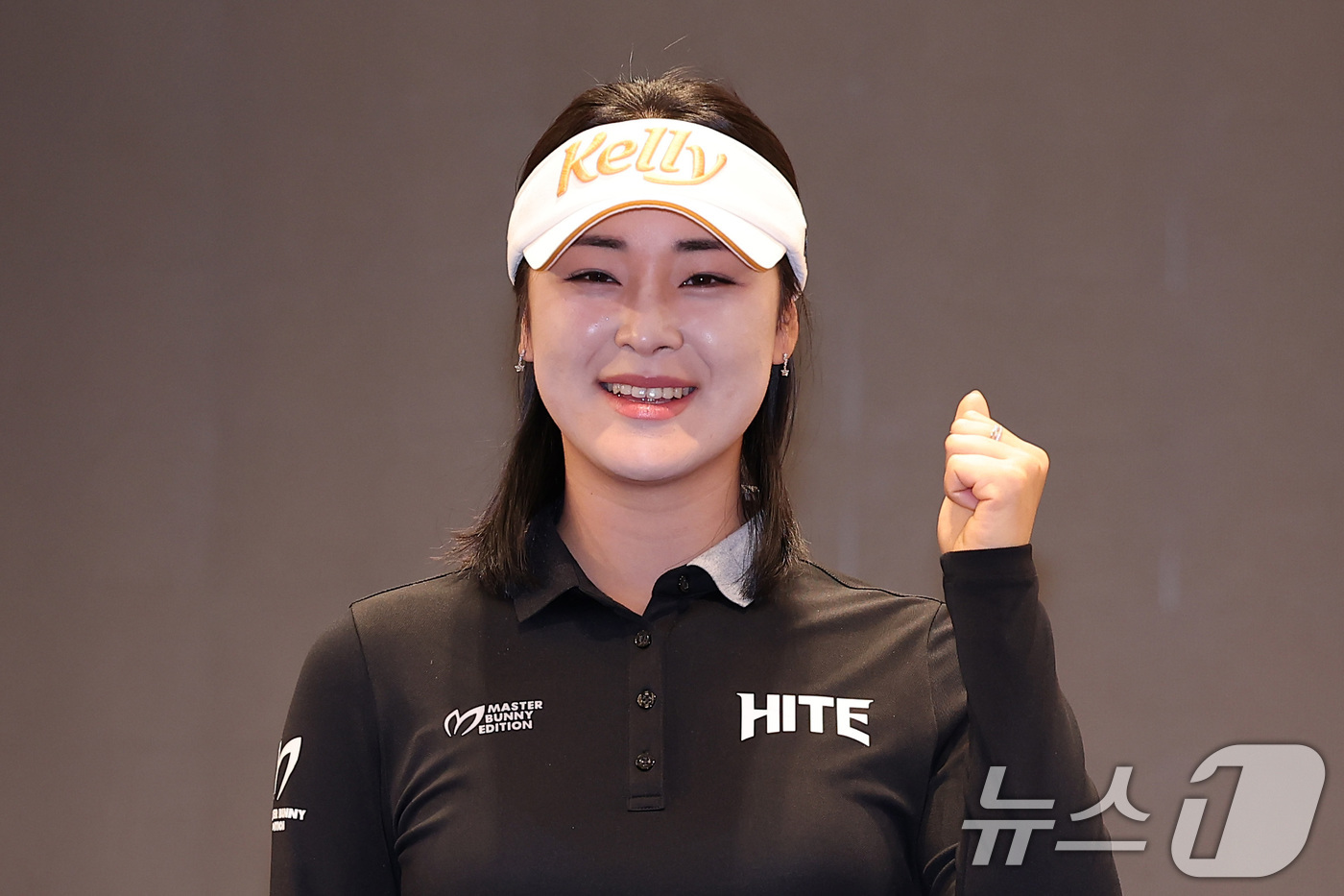 (서울=뉴스1) 김성진 기자 = 미국여자프로골프(LPGA)에 진출하는 프로골퍼 윤이나 프로가 26일 서울 여의도 CCMM빌딩 루나미엘레 컨벤션에서 열린 기자간담회에서 파이팅을 하고 …