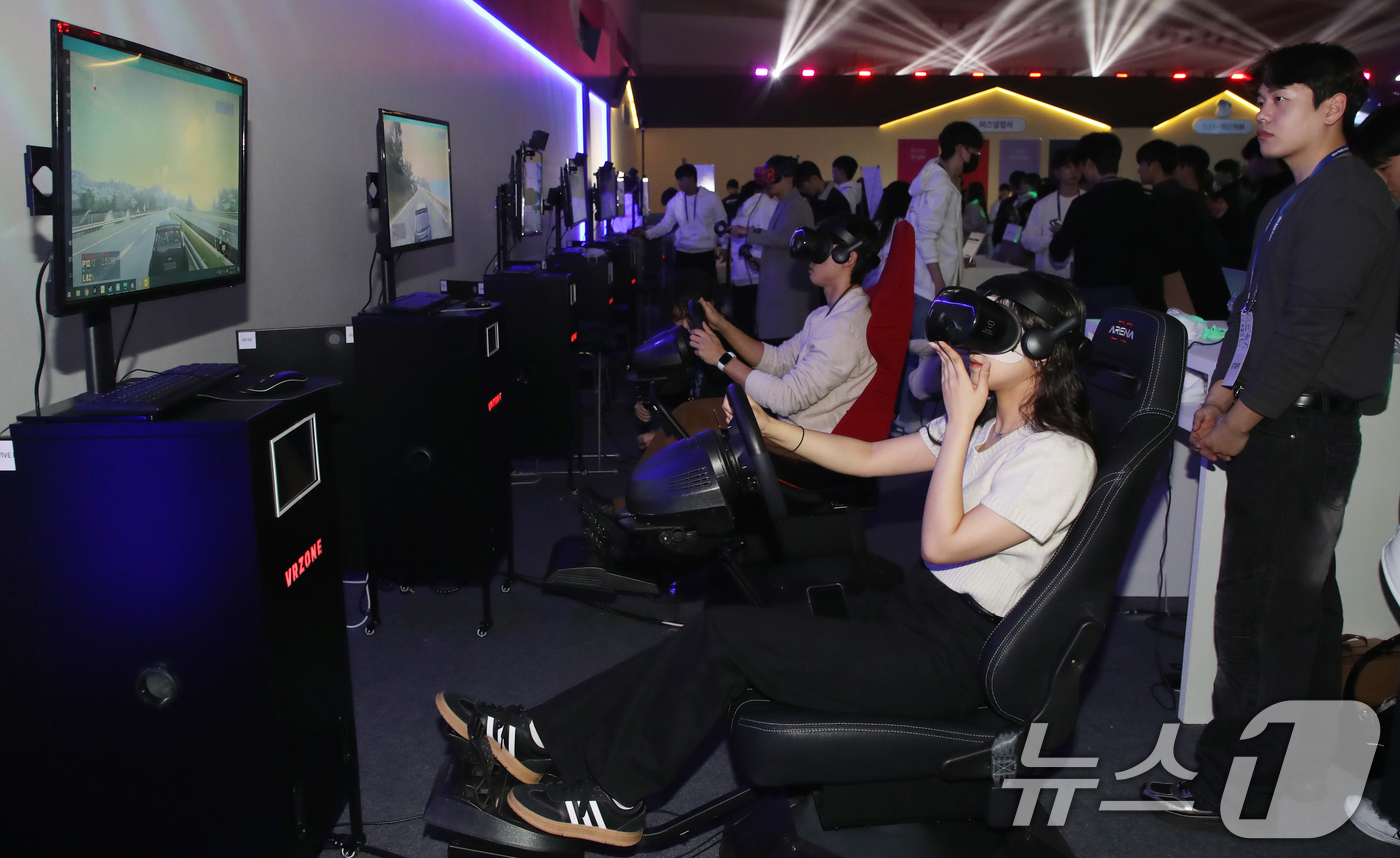(부산=뉴스1) 윤일지 기자 = 26일 부산 해운대구 벡스코 컨벤션홀에서 열린 '2024 특성화 유니위크'에 참가한 대학생들이 가상현실(VR) 게임을 즐기고 있다.첨단산업 특성화대 …