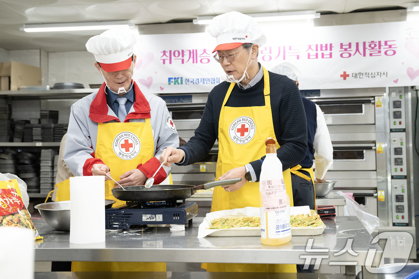 (서울=뉴스1) = 김창범 한국경제인협회 부회장이 26일 대한적십자사 서울지사 서부봉사관에서 연말을 맞아 취약계층 아동을 위한 집밥 도시락을 만드는 봉사활동을 하고 있다.  (한경 …