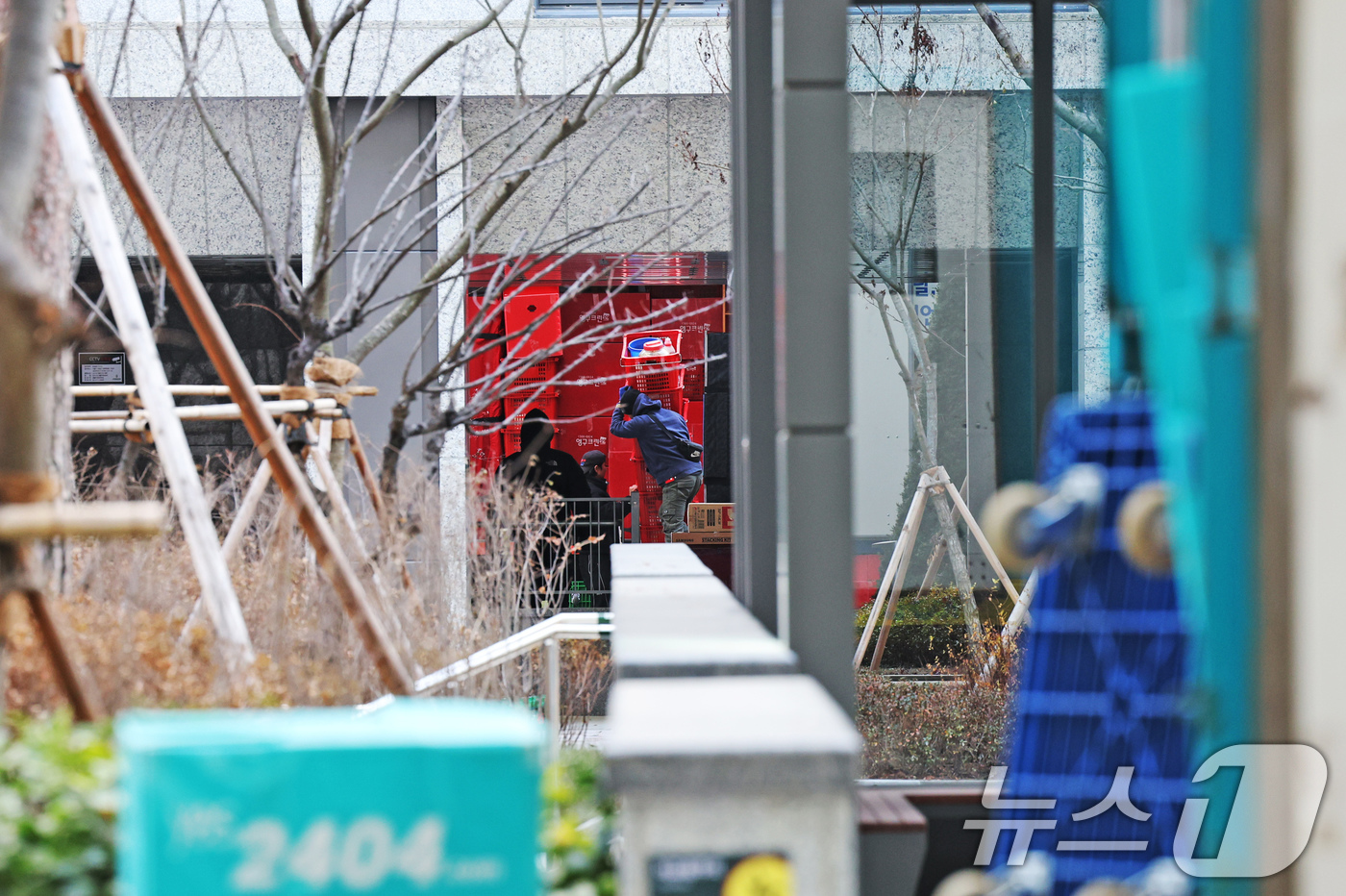 (서울=뉴스1) 장수영 기자 = 26일 오후 서울 강동구 올림픽파크포레온 아파트 단지에서 이삿짐센터 직원들이 짐을 옮기고 있다.통계청이 이날 발표한 '2024년 11월 국내 인구이 …