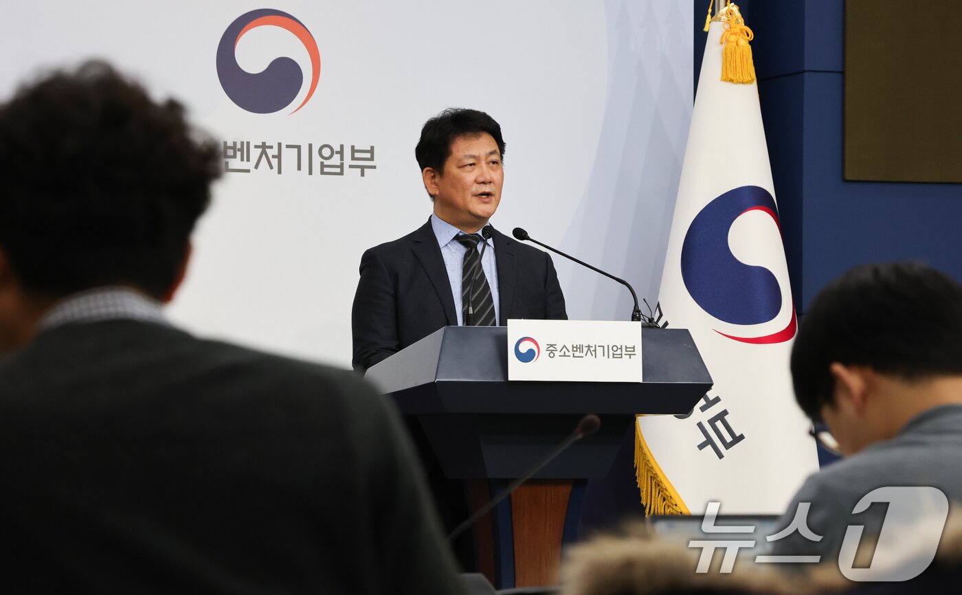 본문 이미지 - 최원영 중소벤처기업부 글로벌성장정책관이 26일 서울 종로구 정부서울청사에서 2025년 정책금융 공급계획 브리핑을 하고 있다. 2024.12.26/뉴스1 ⓒ News1 허경 기자