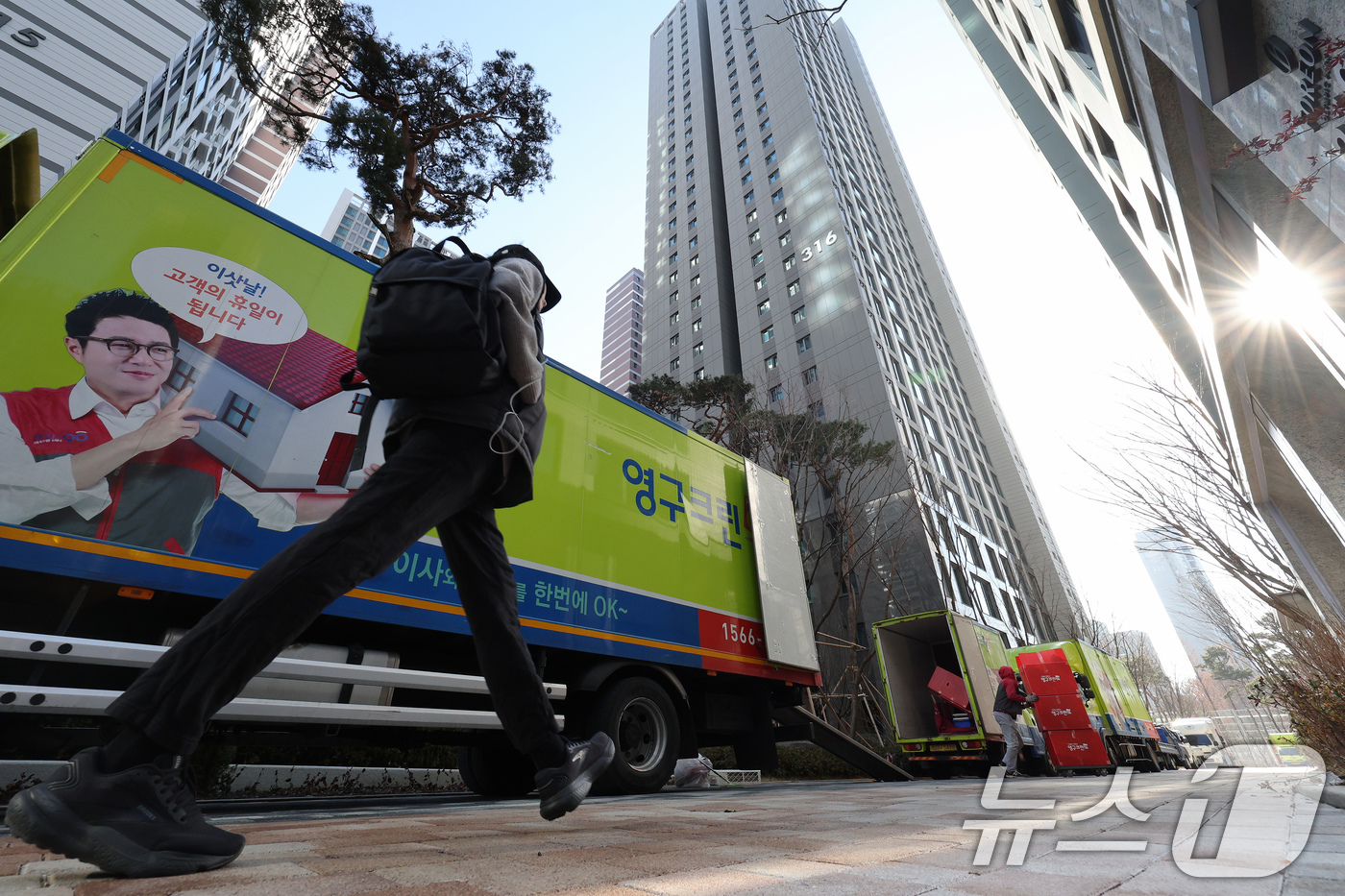(서울=뉴스1) 장수영 기자 = 26일 오후 서울 강동구 올림픽파크포레온 아파트 단지에서 이삿짐 트럭이 줄지어 세워져 있다.통계청이 이날 발표한 '2024년 11월 국내 인구이동통 …