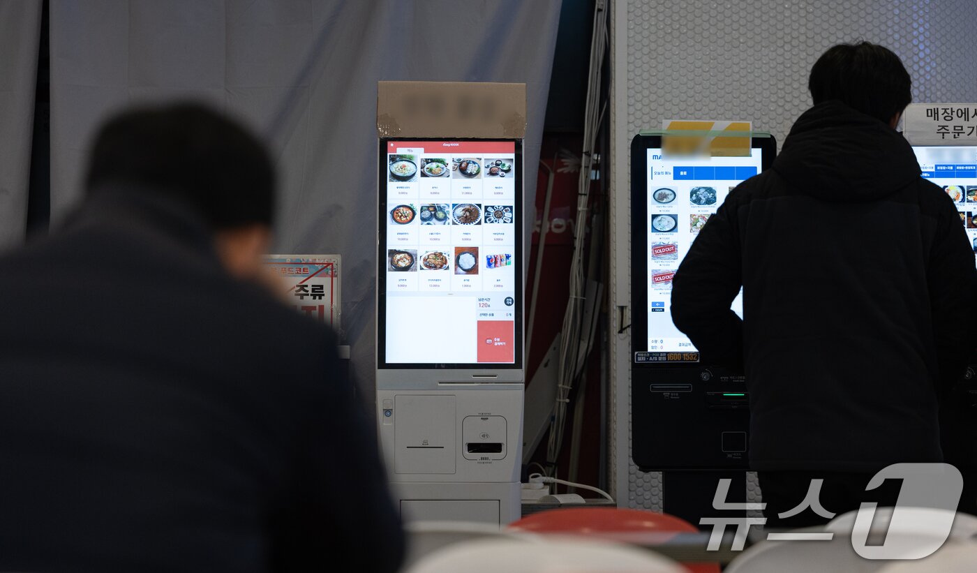 본문 이미지 - 서울 시내의 한 식당에서 손님들이 키오스크를 이용하고 있다. ⓒ News1 이승배 기자