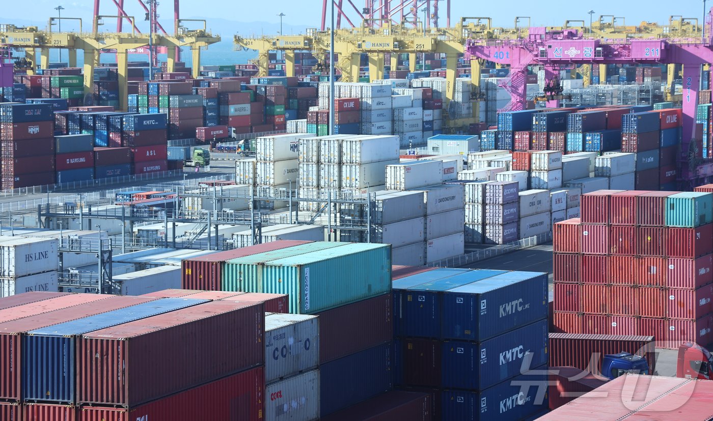 본문 이미지 - 사진은 인천 연수구 인천신항 컨테이너 터미널의 모습. 2024.12.26/뉴스1 ⓒ News1 김도우 기자