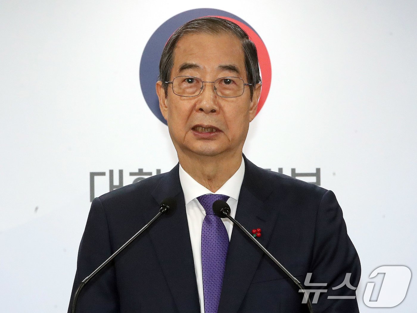 본문 이미지 - 한덕수 대통령 권한대행 국무총리가 26일 서울 종로구 정부서울청사에서 긴급 대국민담화를 발표하고 있다. 2024.12.26/뉴스1 ⓒ News1 청사사진기자단