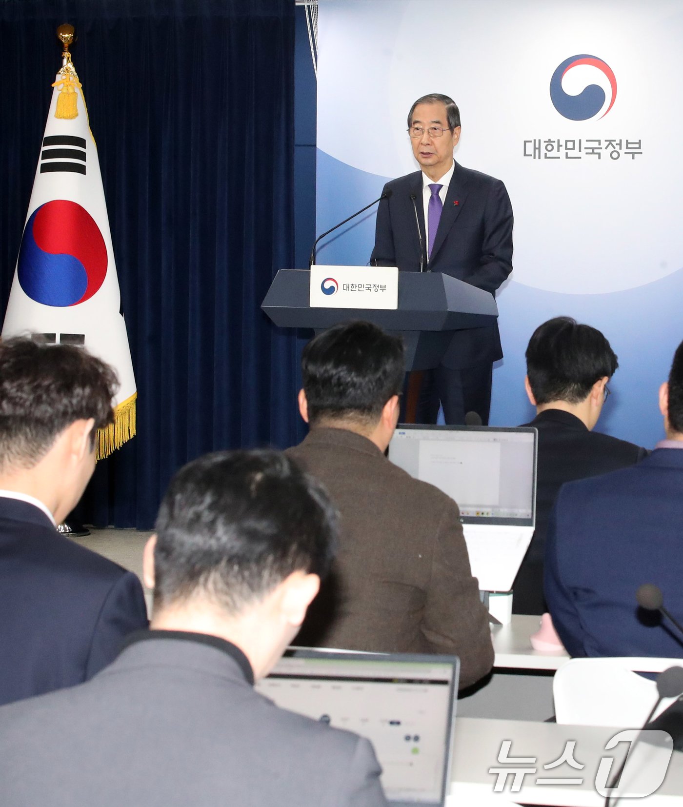 본문 이미지 - 한덕수 대통령 권한대행 국무총리가 26일 서울 종로구 정부서울청사에서 긴급 대국민담화를 발표하고 있다. 2024.12.26/뉴스1 ⓒ News1 청사사진기자단