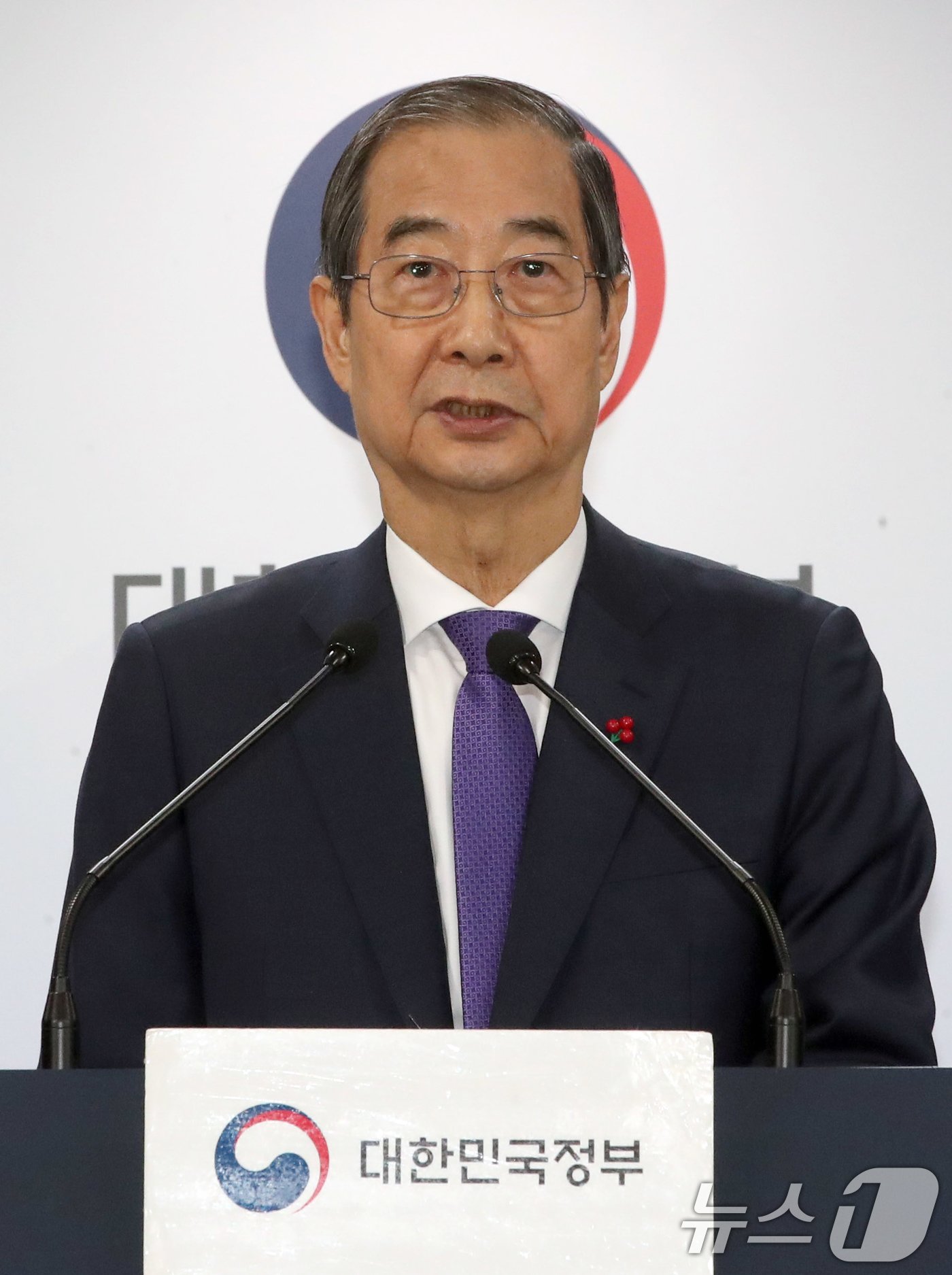 본문 이미지 - 한덕수 대통령 권한대행 국무총리가 26일 서울 종로구 정부서울청사에서 긴급 대국민담화를 발표하고 있다. 2024.12.26/뉴스1 ⓒ News1 청사사진기자단