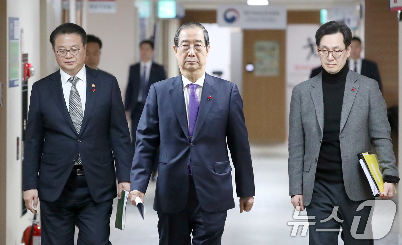 한덕수 대통령 권한대행 국무총리가 26일 서울 종로구 정부서울청사에서 긴급 대국민담화를 발표하기 위해 입장하고 있다. 2024.12.26/뉴스1 ⓒ News1 청사사진기자단