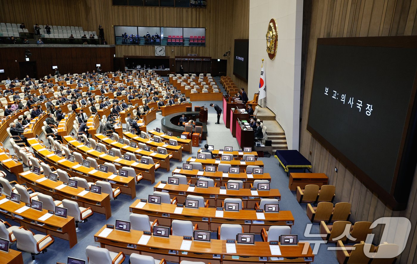 정명호 국회 의사국장이 26일 오후 서울 여의도 국회에서 열린 제420회국회&#40;임시회&#41; 제1차 본회의에서 한덕수 대통령 권한대행 탄핵안을 보고하고 있다. 2024.12.26/뉴스1 ⓒ News1 안은나 기자