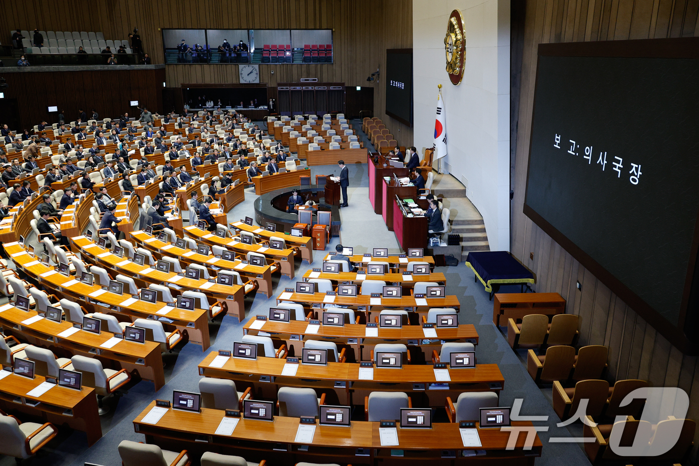 (서울=뉴스1) 안은나 기자 = 정명호 국회 의사국장이 26일 오후 서울 여의도 국회에서 열린 제420회국회(임시회) 제1차 본회의에서 한덕수 대통령 권한대행 탄핵안을 보고하고 있 …