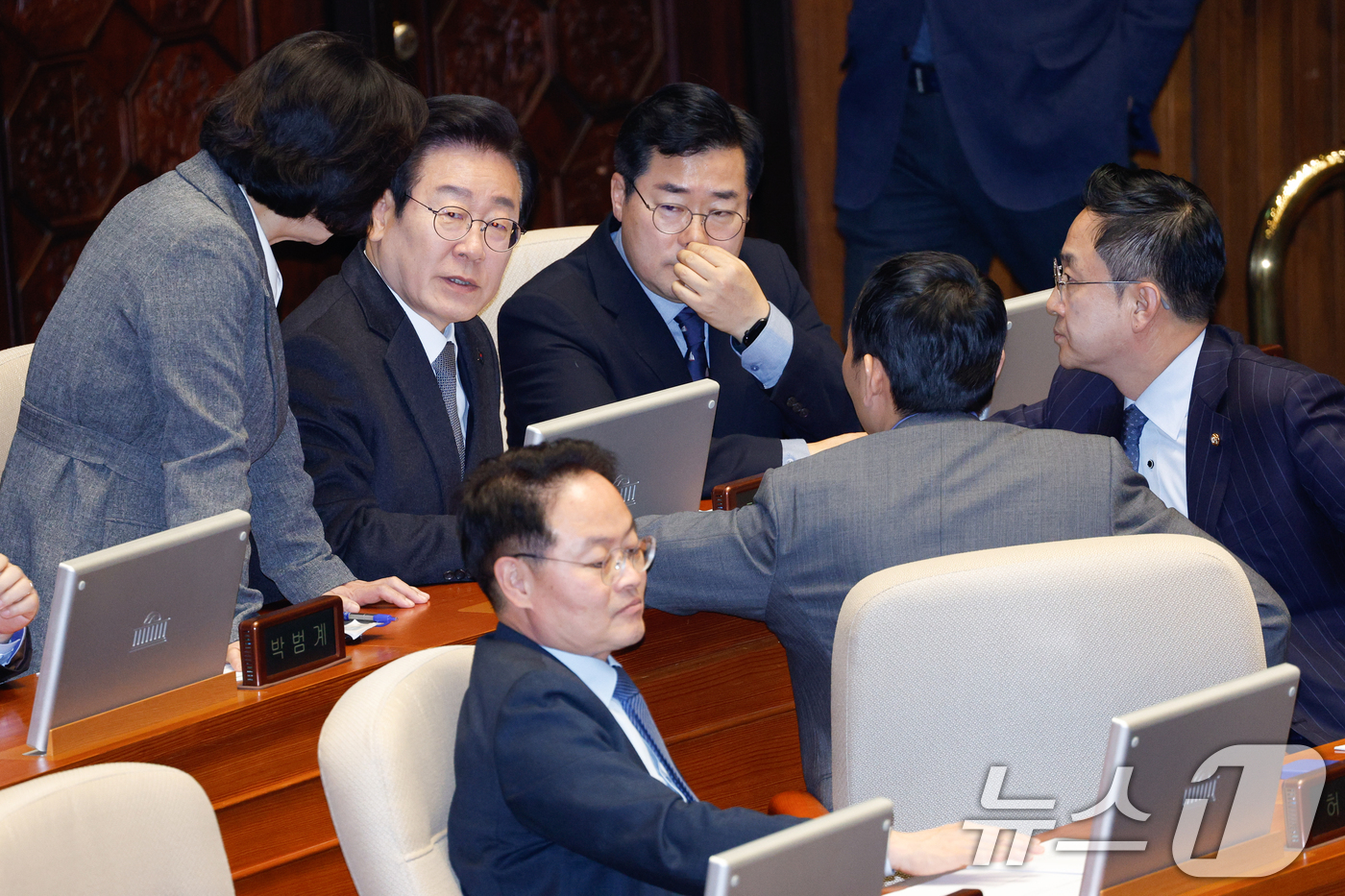 (서울=뉴스1) 안은나 기자 = 한덕수 대통령 권한대행이 긴급 대국민담화를 통해 "여야가 합의할 때까지 헌법재판관 임명을 보류하겠다"고 밝힌 26일 서울 여의도 국회에서 열린 제4 …