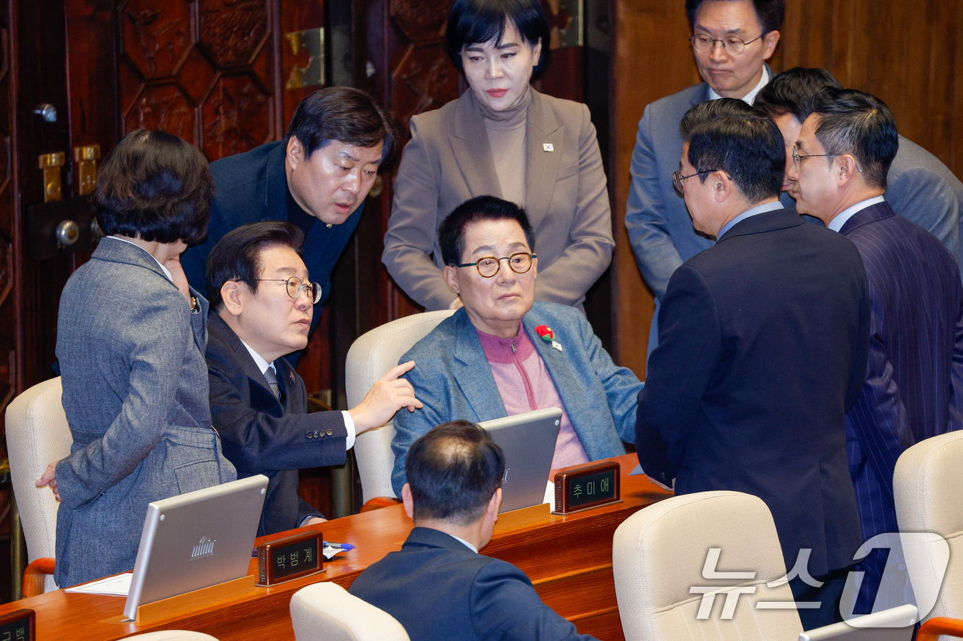 (서울=뉴스1) 안은나 기자 = 한덕수 대통령 권한대행이 긴급 대국민담화를 통해 "여야가 합의할 때까지 헌법재판관 임명을 보류하겠다"고 밝힌 26일 서울 여의도 국회에서 열린 제4 …