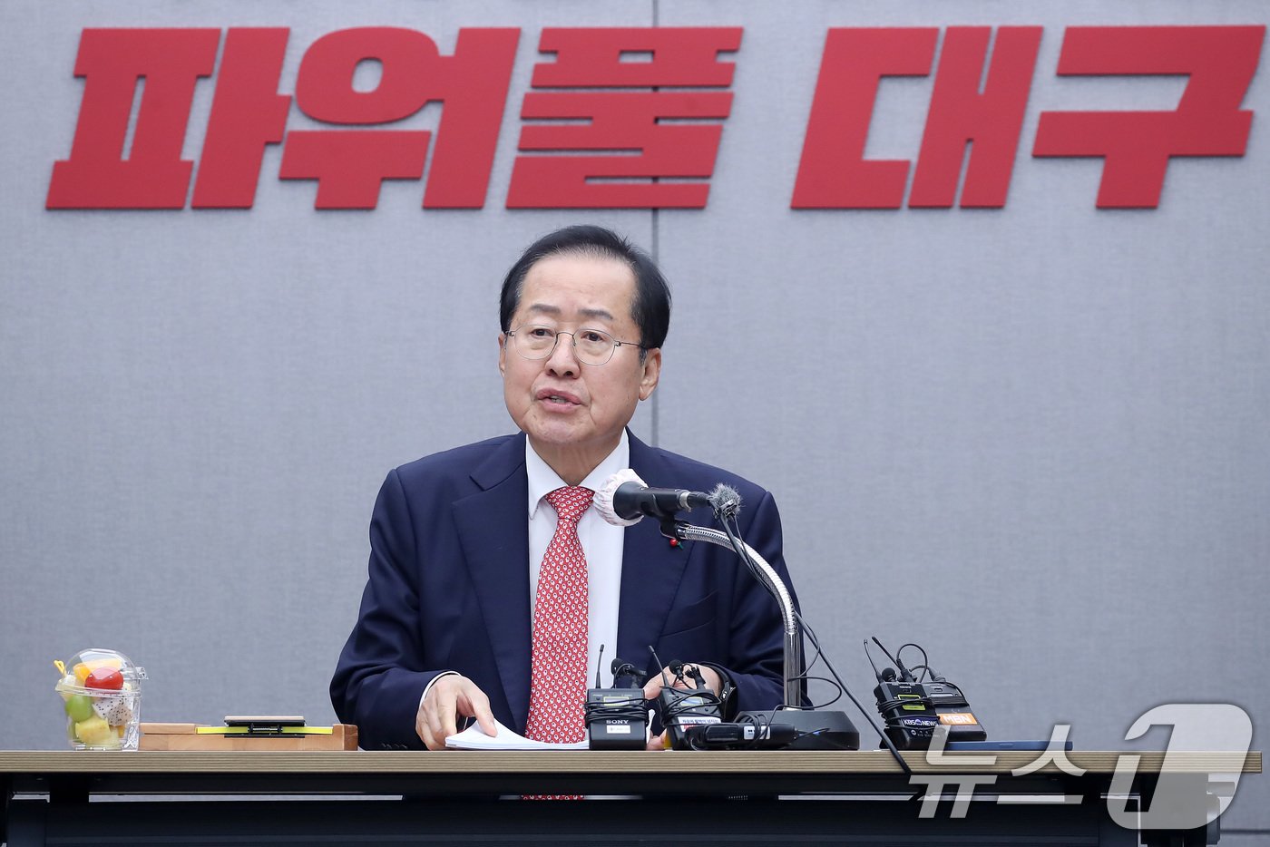 본문 이미지 - 홍준표 대구시장이 26일 오후 대구시청 산격청사에서 열린 송년 기자간담회에서 취재진 질문에 답하고 있다. 2024.12.26/뉴스1 ⓒ News1 공정식 기자