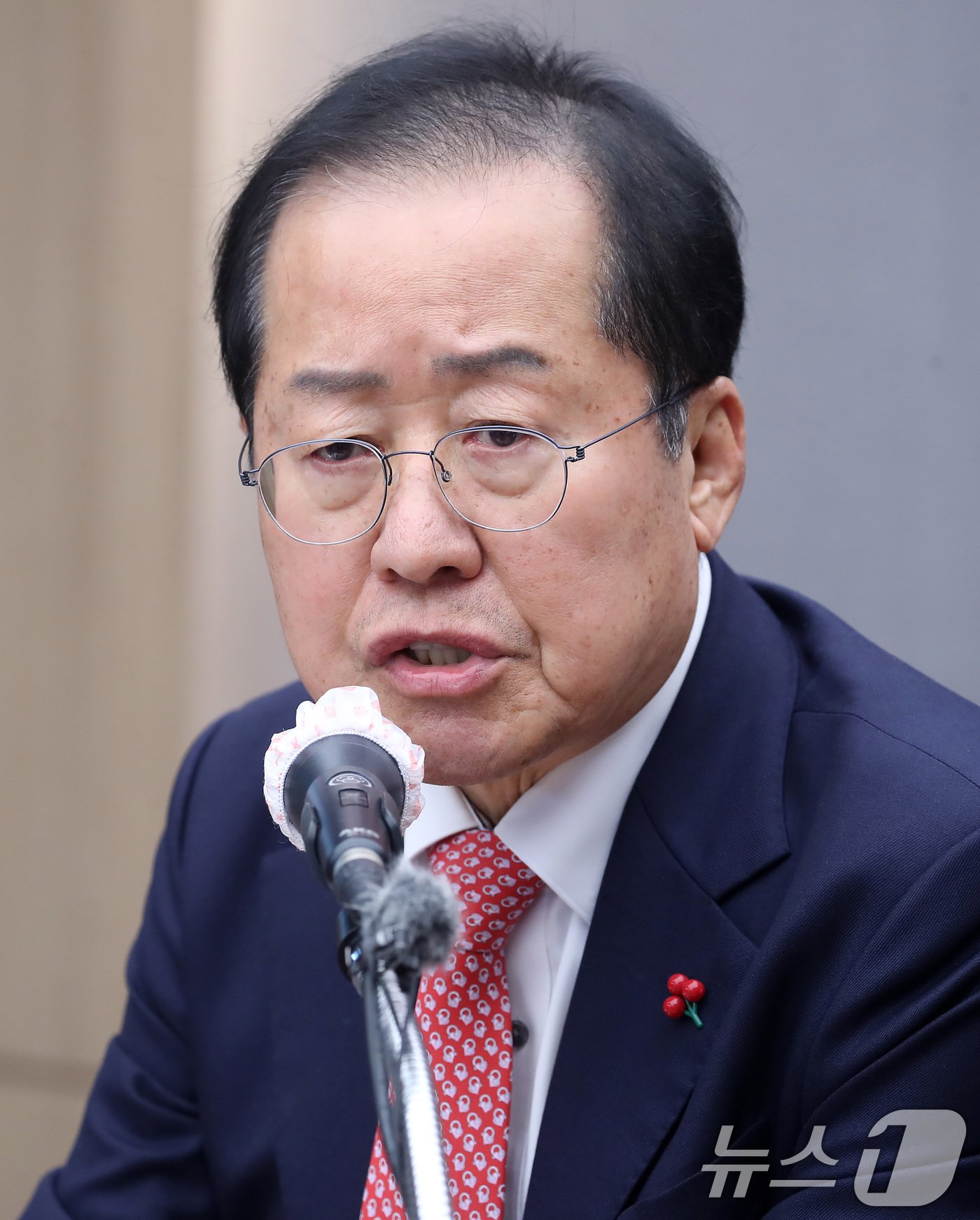 본문 이미지 - 홍준표 대구시장이 26일 오후 대구시청 산격청사에서 열린 송년 기자간담회에서 취재진 질문에 답하고 있다. 2024.12.26/뉴스1 ⓒ News1 공정식 기자