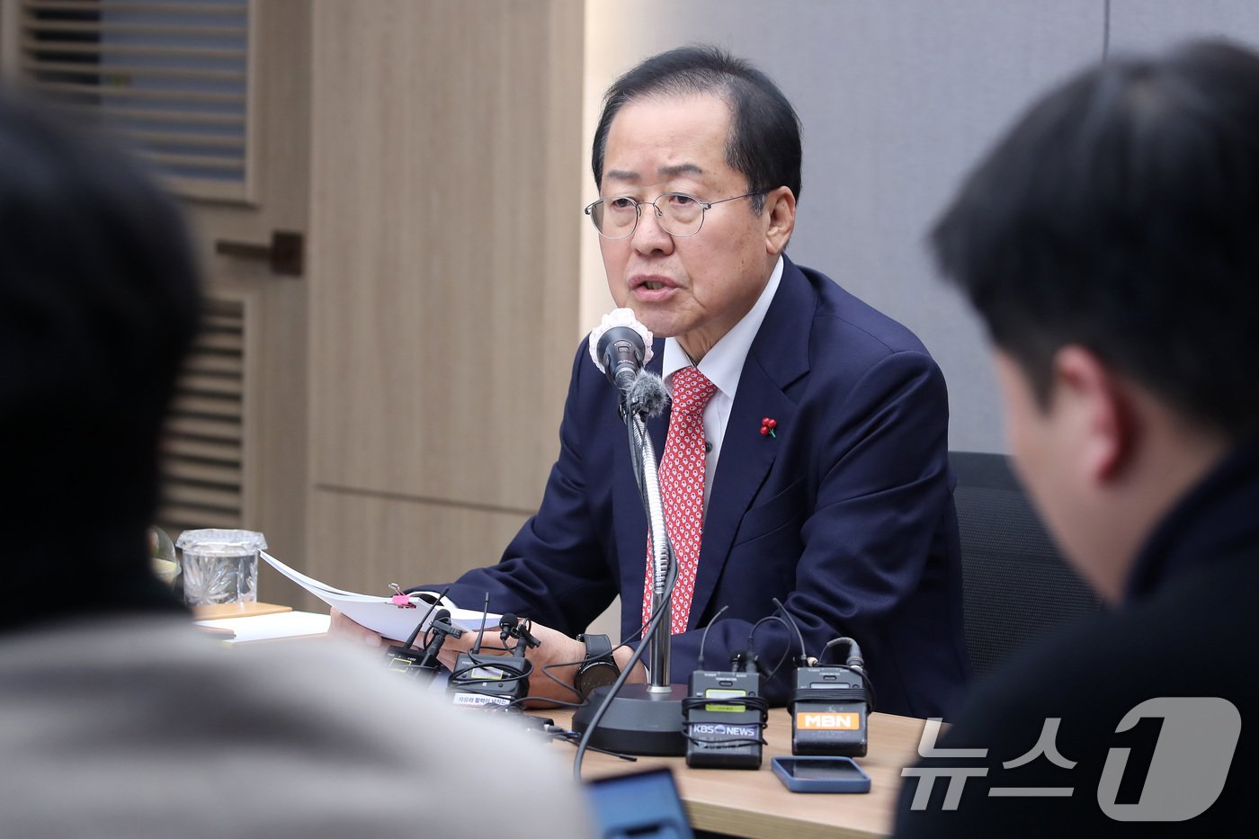 본문 이미지 - 홍준표 대구시장이 26일 오후 대구시청 산격청사에서 열린 송년 기자간담회에서 취재진 질문에 답하고 있다. 2024.12.26/뉴스1 ⓒ News1 공정식 기자