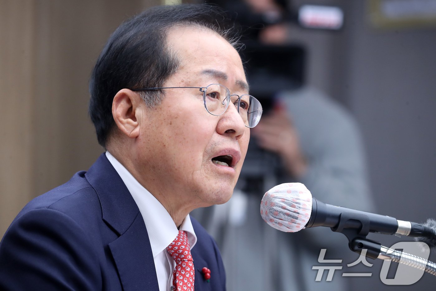 본문 이미지 - 홍준표 대구시장이 26일 오후 대구시청 산격청사에서 열린 송년 기자간담회에서 취재진 질문에 답하고 있다. 2024.12.26/뉴스1 ⓒ News1 공정식 기자