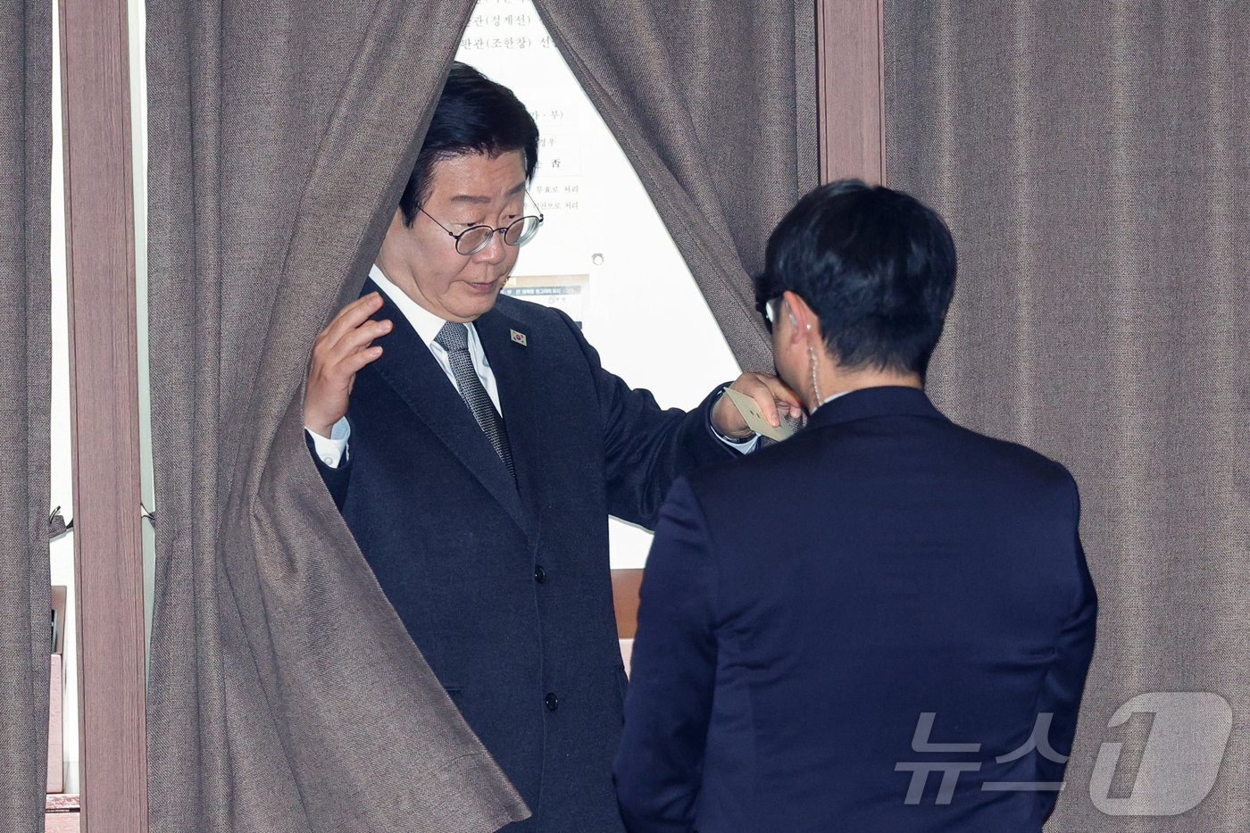 본문 이미지 - 이재명 더불어민주당 대표가 26일 오후 서울 여의도 국회에서 열린 제420회국회&#40;임시회&#41; 제1차 본회의에서 헌법재판소 재판관&#40;마은혁, 정계선, 조한창&#41; 선출안 무기명 투표를 한 뒤 기표소를 나서고 있다. 2024.12.26/뉴스1 ⓒ News1 안은나 기자